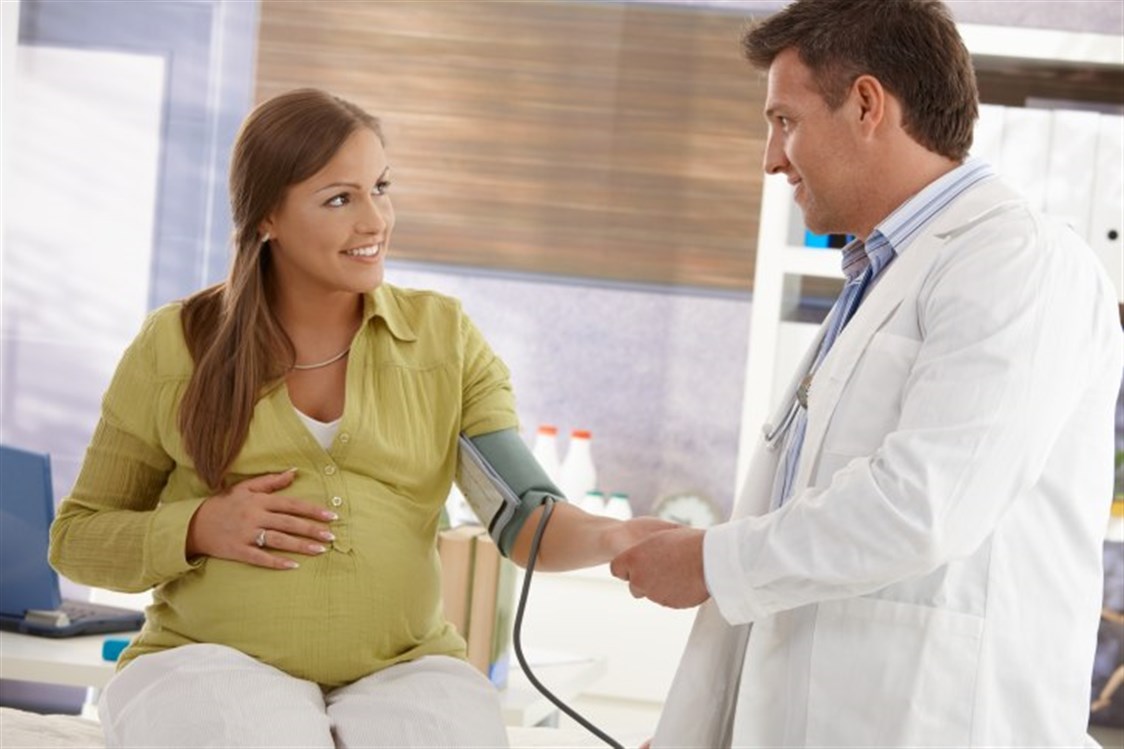 الذهاب لدكتور النساء والولادة بعد ظهور الحمل متى يكون