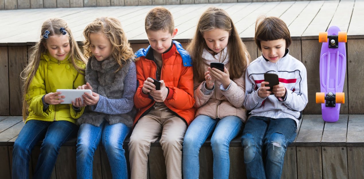 تحديات وسائل التواصل الإجتماعي نصائح لحماية الأطفال منها